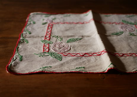 フランスアンティーク　手仕事　バラの手刺繍　クロス　ドイリー