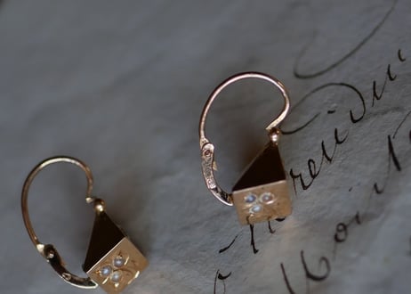 FE-05  antique 18K dormeuse shamrock earring