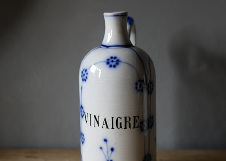 淡いブルーの小花柄　VINAIGRE　陶器のボトル　フランスアンティーク　ブロカントのある暮らし