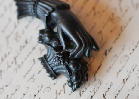 victorian brooch, Hand + panier