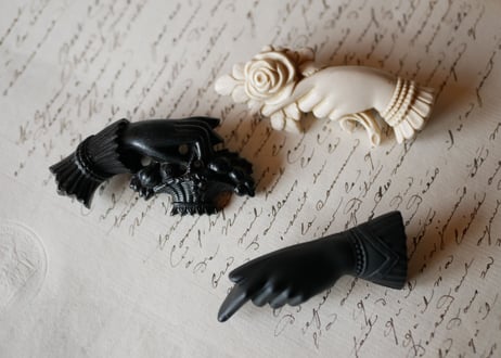 victorian brooch, Hand + panier