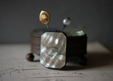 SOUVENIR  シェルのピンクッション　ハットピン2本付き　フランスアンティーク　アンティークのある生活