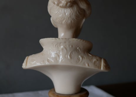 Beautiful woman Statue