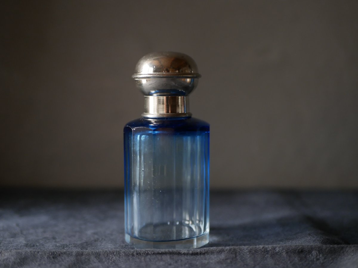 ブルーの香水瓶 小さい方 フランスアンティーク アンティークのある