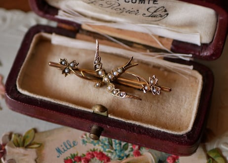 K9 seed pearl   SWALLOW  brooch