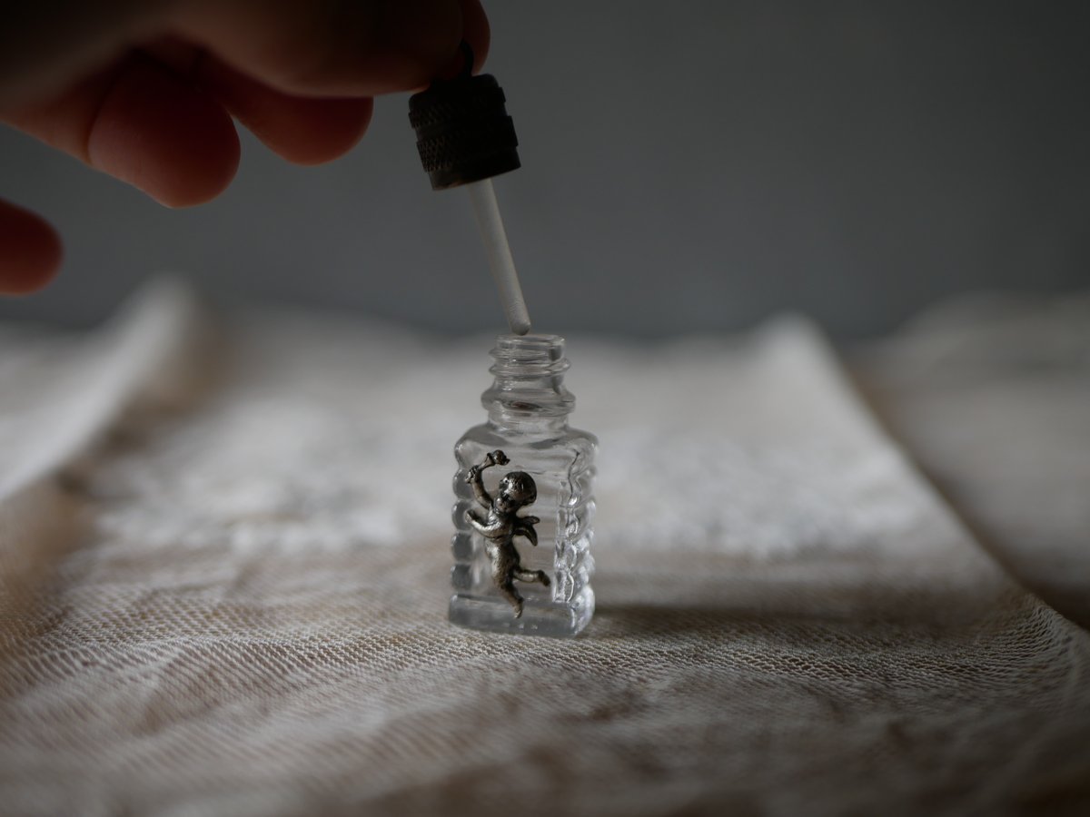 天使の小さな香水瓶 ペンダントトップ 気付け薬 フランスアンティーク