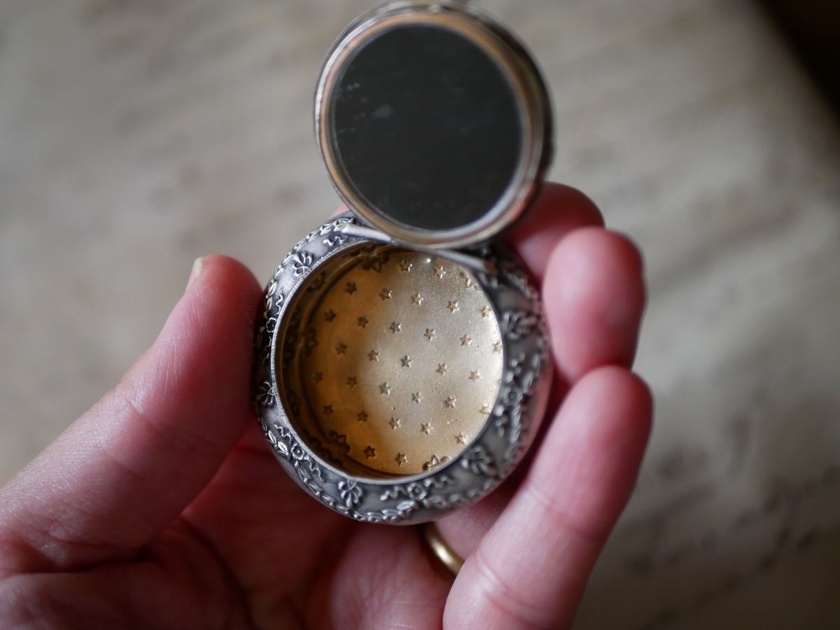 フランスアンティークシャトレーン　純銀製　貴婦人のパウダーケース フランスアンティークシャトレーン 純銀製 貴婦人のパウダー