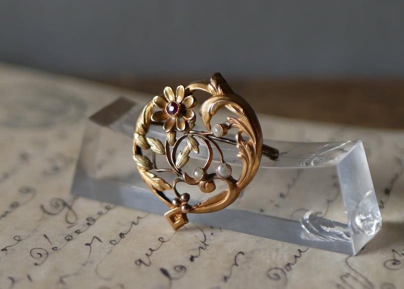 ゴールドプレート 赤い石とシードパール ブローチ フランス