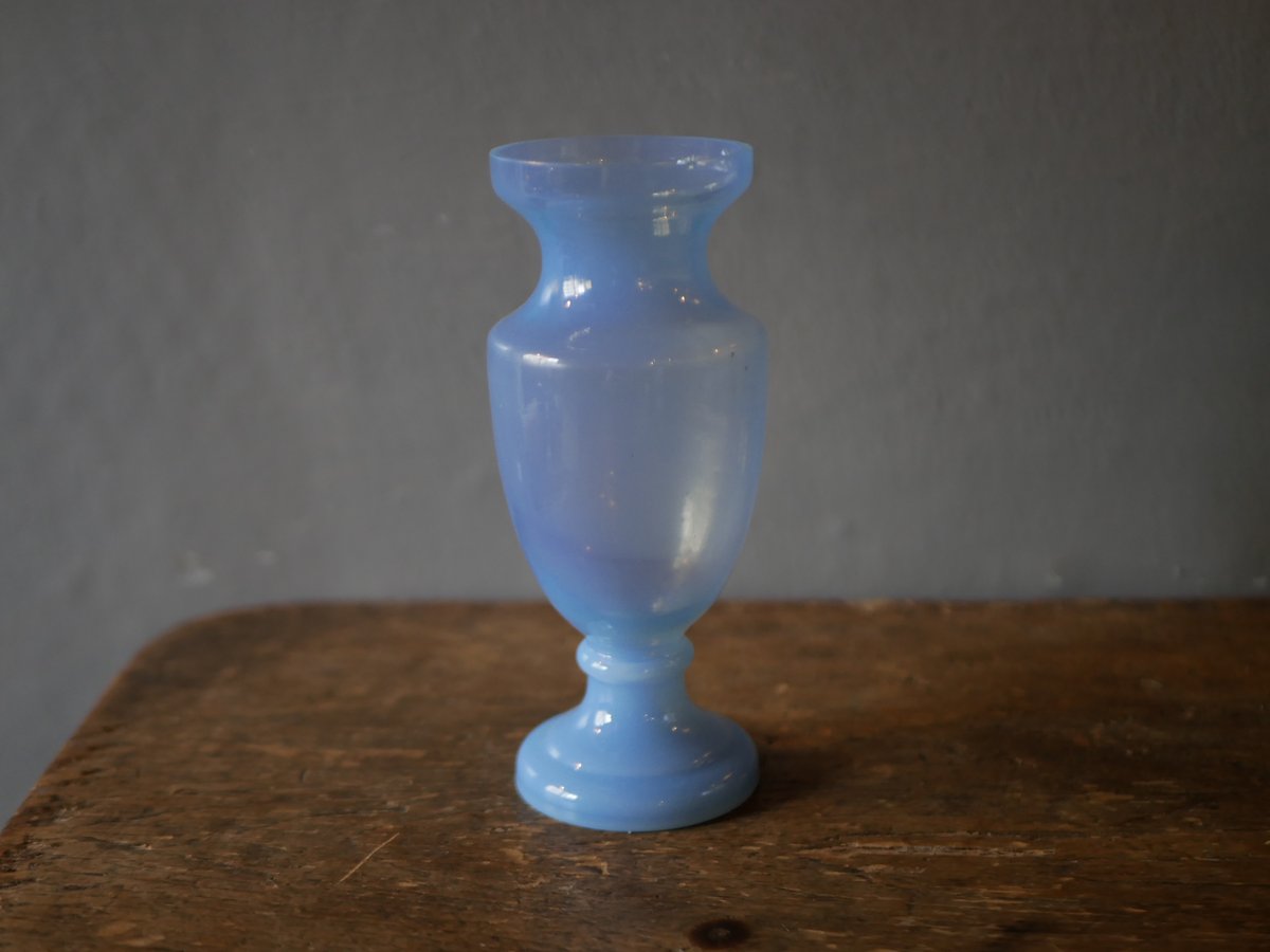 オパリン ライトブルーのフラワーベース 花器 花瓶 フランス