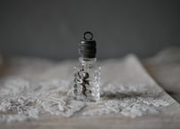 天使の小さな香水瓶　ペンダントトップ　気付け薬　フランスアンティーク　アンティーク