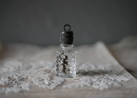 天使の小さな香水瓶　ペンダントトップ　気付け薬　フランスアンティーク　アンティーク