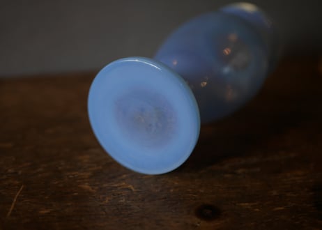 オパリン　ライトブルーのフラワーベース　花器　花瓶　フランスヴィンテージ