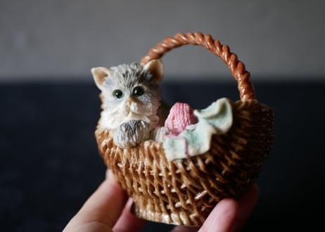 パニエに入った猫　置物　オブジェ　ブロカントのある暮らし　フランスヴィンテージ