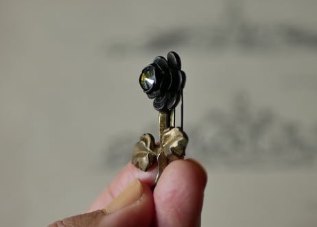 ノワールフラワーブローチ　フランスヴィンテージ　ブロカントのある暮らし