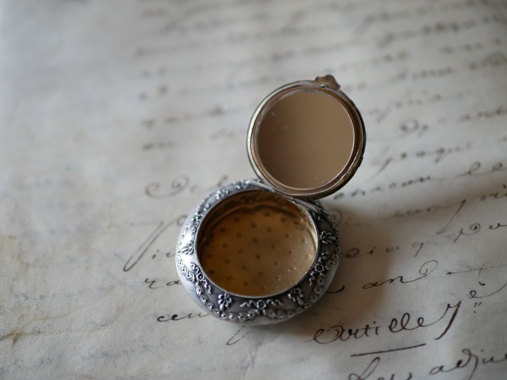 フランスアンティークシャトレーン　純銀製　貴婦人のパウダーケース フランスアンティークシャトレーン 純銀製 貴婦人のパウダー