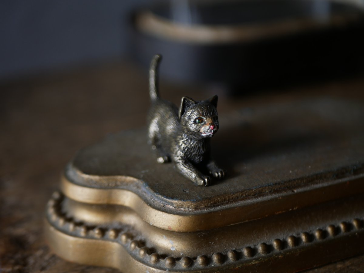 ブロンズ製の招き猫　フランスアンティーク ブロンズ製 猫 オブジェ パリ フランスアンティーク アンティークの