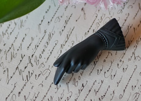 victorian brooch, Pointed finger