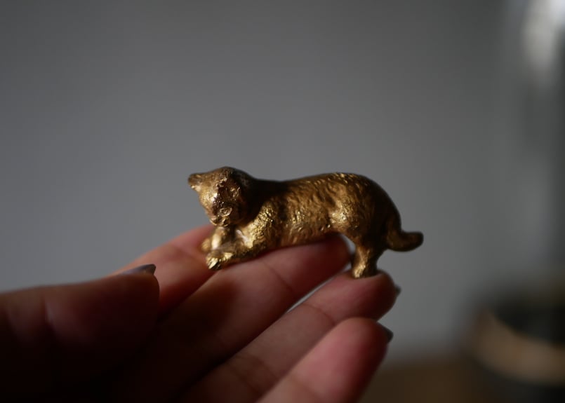ボールと遊ぶ猫 オブジェ フランスアンティーク アンティークのある
