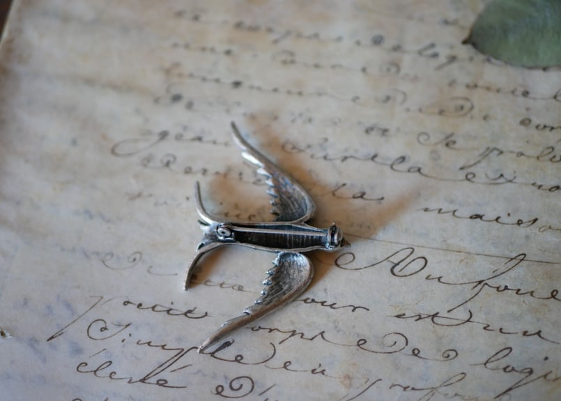 【アンティーク】ツバメブローチ マーカサイト フランスアンティーク 幸せのツバメ ブローチ マーカサイト | mamantique