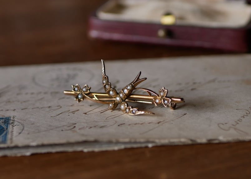 K9 seed pearl SWALLOW brooch | mamantique