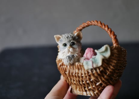 パニエに入った猫　置物　オブジェ　ブロカントのある暮らし　フランスヴィンテージ