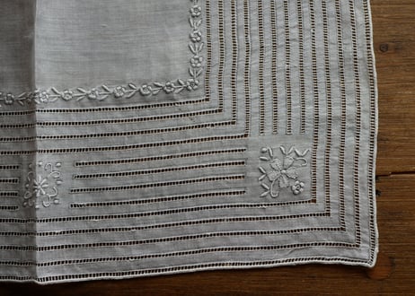 素敵な手刺繍　ハンカチ　フランスアンティーク　no.2