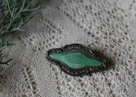 翡翠　アンティークブローチ　アンティークアクセサリー　ブロカントのある暮らし