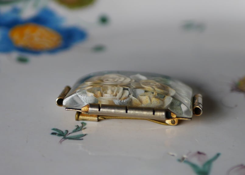 【希少!】西ドイツ製 ヴィンテージ 花柄 陶器ブローチ ゴールド ブロカント 希少!】西ドイツ製 ヴィンテージ 花柄 陶器ブローチ ゴールド