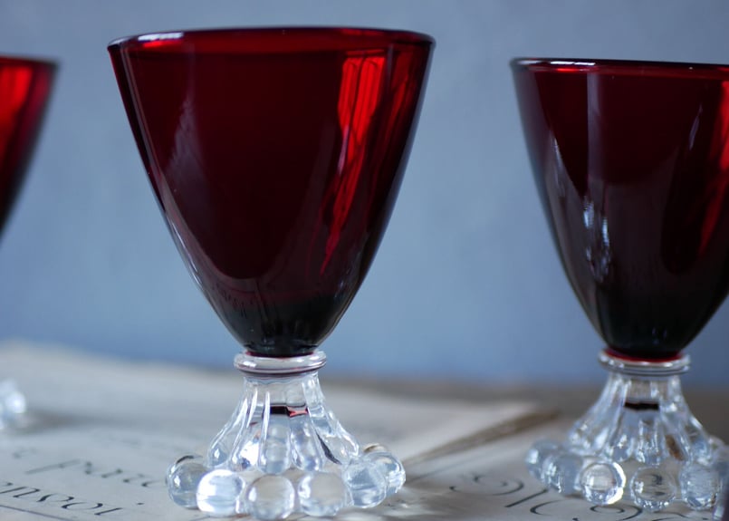 ワインレッドカラー 台座が可愛らしいグラス フランスアンティーク