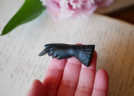 victorian brooch, Pointed finger