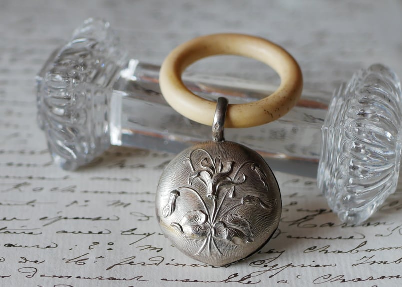 可憐なベビーラトル フランスアンティーク 純銀 がらがら ブロカントの