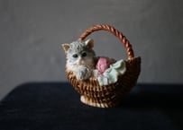 パニエに入った猫　置物　オブジェ　ブロカントのある暮らし　フランスヴィンテージ