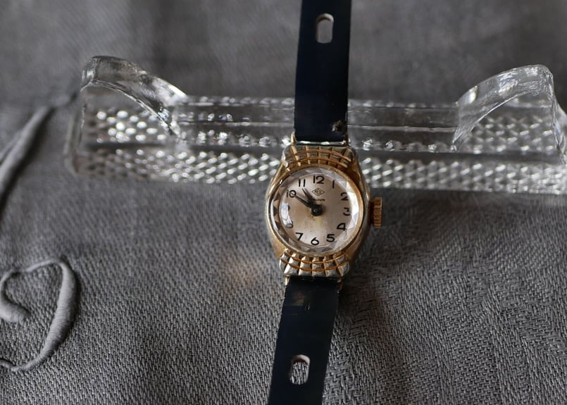 手巻き　レディース　ヴィンテージ　14K カットガラス 手巻き腕時計 小さなアンティークウォッチ