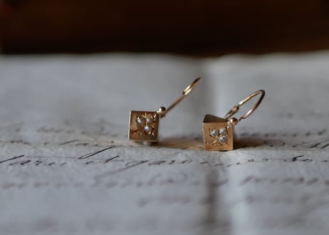 FE-05  antique 18K dormeuse shamrock earring