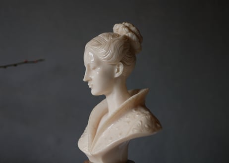 Beautiful woman Statue