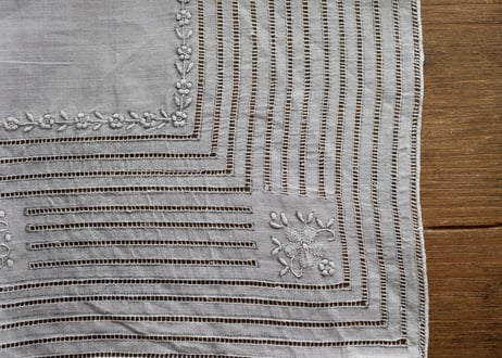 素敵な手刺繍　ハンカチ　フランスアンティーク　アンティークのある暮らし