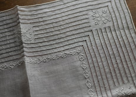 素敵な手刺繍　ハンカチ　フランスアンティーク　no.2