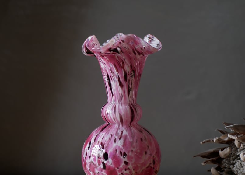 フランスアンティーク ピンクのオパリンガラス 花瓶 一輪挿し