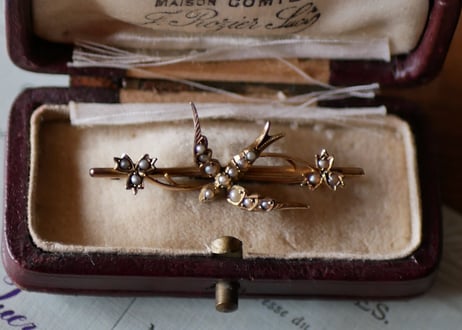 K9 seed pearl   SWALLOW  brooch