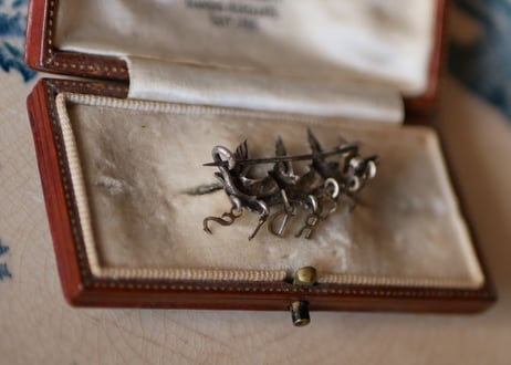 French antique & brocante ツバメのブローチ フランスアンティーク