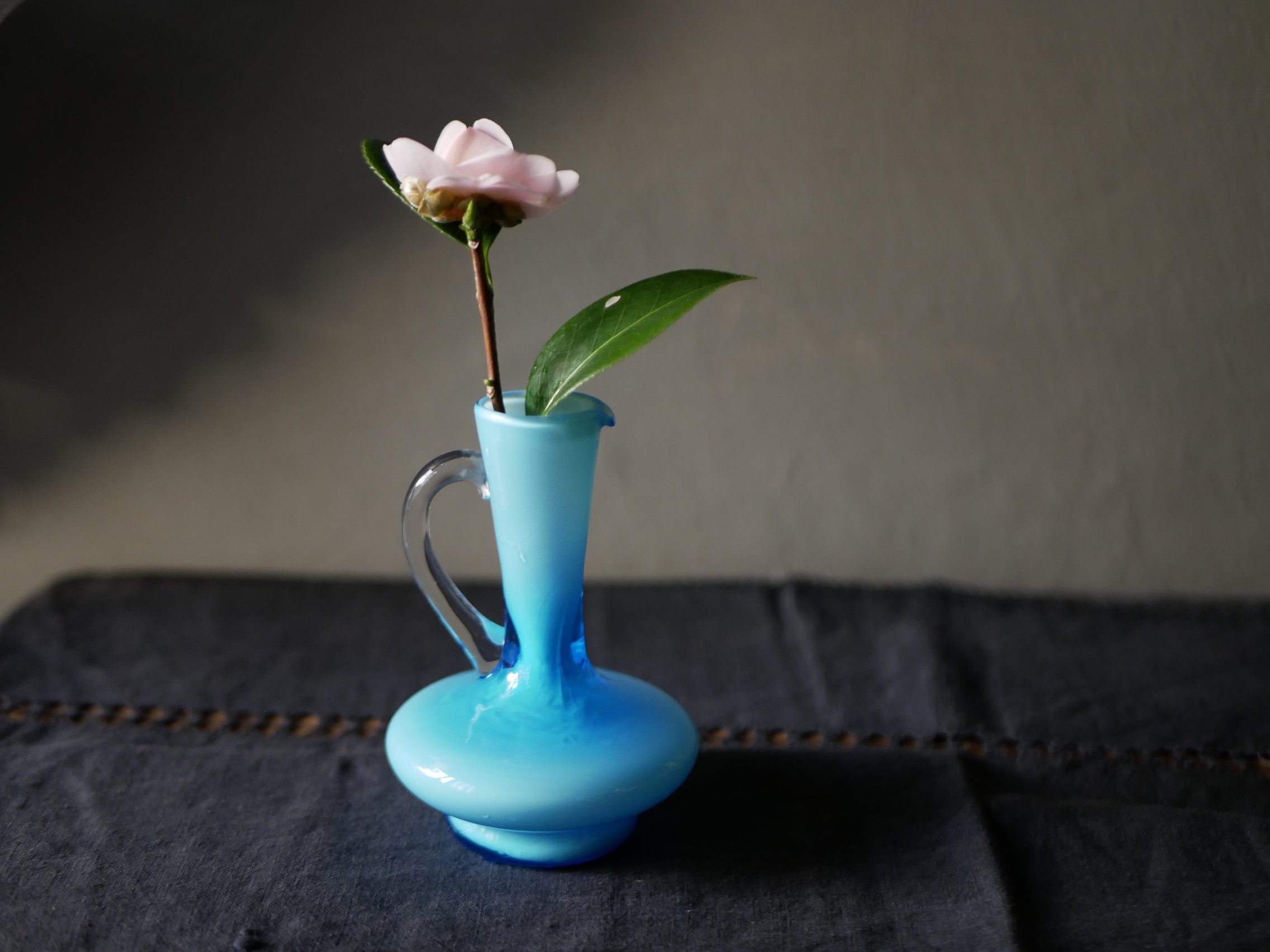 ブルーの小さな花器 花瓶 フラワーベース フランスヴィンテージ