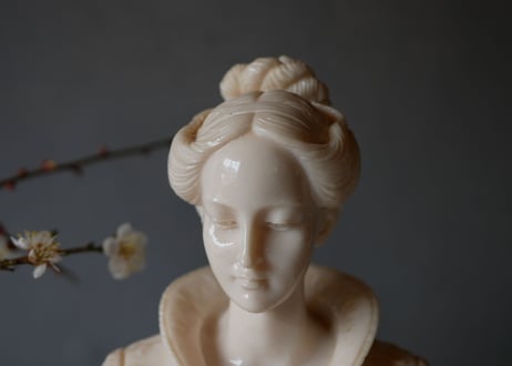 Beautiful woman Statue