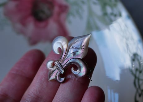 fleur-de-lis　brooch