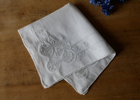 アンティーク/ヴィンテージ フランス 菫の葉と花のカットワーク刺繍 リネンクロス アンティーク/ヴィンテージ フランス 菫の葉と花のカットワーク