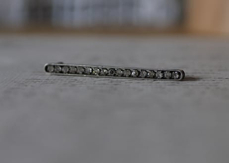 ラインストーンのシンプルブローチ　フランスアンティーク　ブロカントのある暮らし