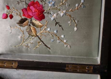玉杢模様　ジュエリーボックス　シルクの花刺繍　ジュエリーボックス　フランスアンティーク　アンティークボックス　ブロカントのある暮らし