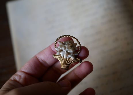 シェルの花が入ったパニエ brooch ブローチ フランスアンティーク