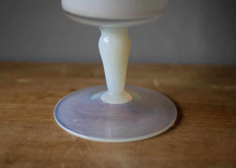 ホワイト オパリンガラス フラワーベース フランスヴィンテージ