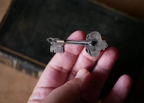 鍵の形　ヴィンテージブローチ　フランスヴィンテージ　ブロカントのある暮らし
