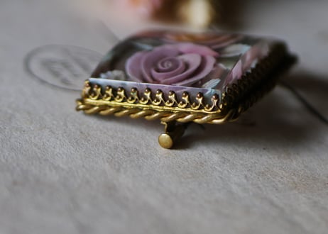ローズ　lucite Brooch　ルーサイトブローチ　フランスヴィンテージ　ブロカント
